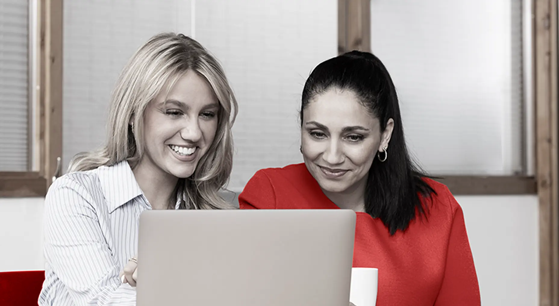 Masterclass Teilnehmerinnen Bei Einer Gemeinsamen Business-analyse Am Laptop